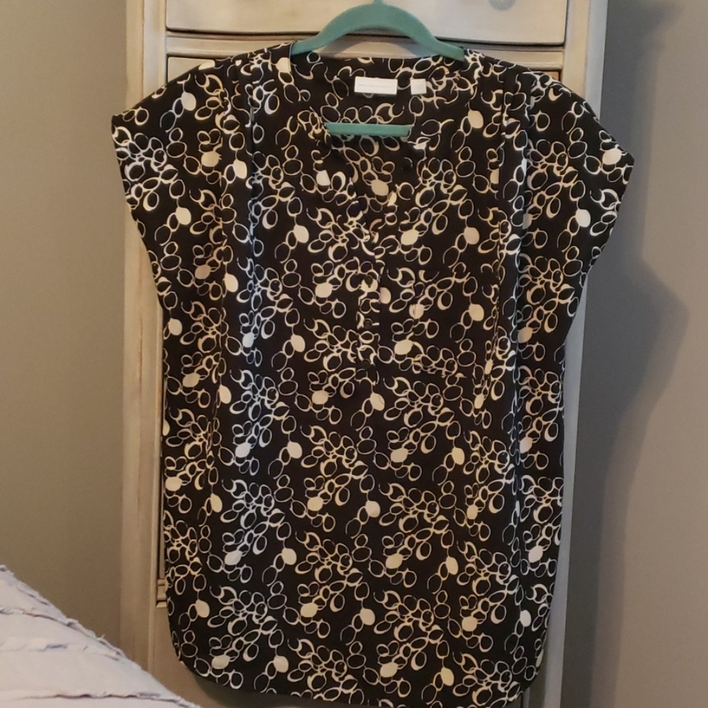 Pretty short sleeved black and off white blouse
